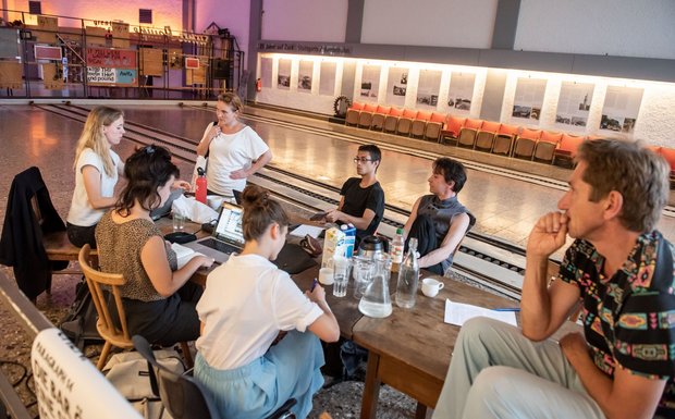 Schorsch Kamerun mit einem Teil seines Schauspielensembles (v.l.): Hannah Jacob, Anais D. Mauptit, Nina Kurzeja, Viola Lea Marien, Rafael Ossami Saidy und Harry Bednarz. Schorsch Kamerun mit einem Teil seines Schauspielensembles (v.l.): Hannah Jacob, Anais D. Mauptit, Nina Kurzeja, Viola Lea Marien, Rafael Ossami Saidy und Harry Bednarz.