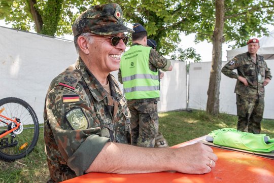 Pressestabsoffizier Stephan-Thomas Klose vermutet, die Marine sei unter Frauen aus modischen Gründen so beliebt. 