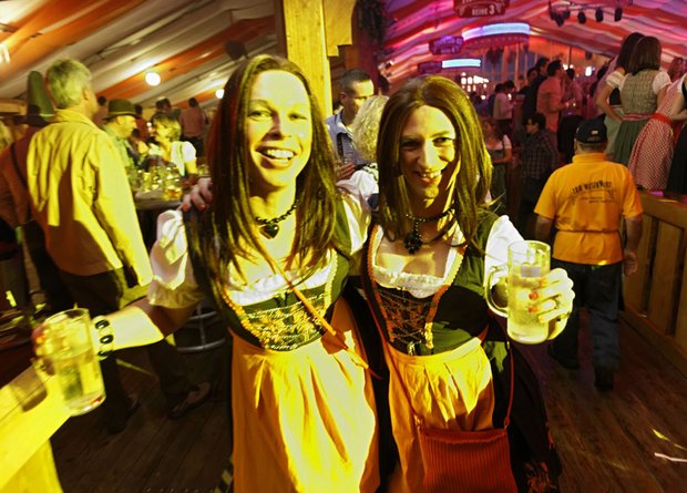 Dirndl-Glück im Bierzelt. Foto: Joachim E. Röttgers