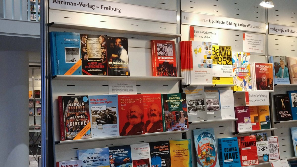 Bei den Stuttgarter Buchwochen präsentiert sich der Ahriman-Verlag Seit' an Seit' mit der Landeszentrale für politische Bildung. Foto: Kontext