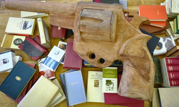 Holzrevolver auf Werken europäischer Literatur und Philosophie. Holzrevolver auf Werken europäischer Literatur und Philosophie.