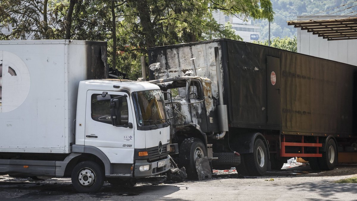 Wenig später brennt ein Technik-LKW ab und "Querdenken711" startet einen Spendenaufruf. Foto: Julian Rettig