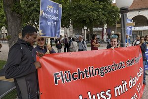 Demo am Rande des zweiten Flüchtlingsgipfels Baden-Württemberg im Juli 2015.