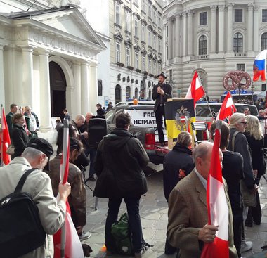 Martin Kohlmann von "Pro Chemnitz" als Gastredner beim rechtsextremen "Marsch der Patrioten" in Wien, Oktober 2018.  Martin Kohlmann von "Pro Chemnitz" als Gastredner beim rechtsextremen "Marsch der Patrioten" in Wien. Foto: <a href="//commons.wikimedia.org/wiki/User:Jospe" title="User:Jospe">Jospe</a> - <span class="int-own-work" lang="de">Eigenes Werk</span>, <a href="https://creativecommons.org/licenses/by-sa/4.0" title="Creative Commons Attribution-Share Alike 4.0">CC BY-SA 4.0</a>, <a href="https://commons.wikimedia.org/w/index.php?curid=73922276">Link</a>