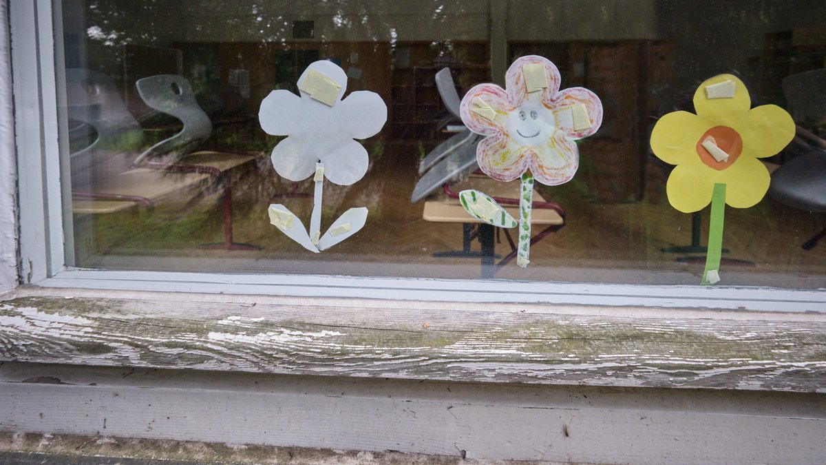 Schüler:innen versuchen, ihren Lernort zu verschönern: gebastelte Blümchen vor abblätterndem Fensterlack. Fotos: Joachim E. Röttgers