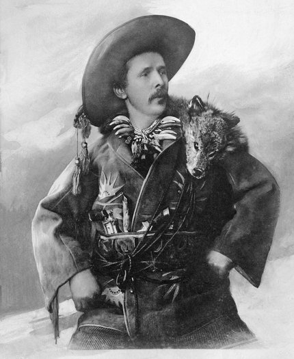 Karl Friedrich May, wie er sich selbst inszenierte. Foto: Alois Schiesser, gemeinfrei, <a href="https://commons.wikimedia.org/w/index.php?curid=57029341">Link</a> Karl Friedrich May, wie er sich selbst inszenierte. Foto: Alois Schiesser, gemeinfrei, <a href="https://commons.wikimedia.org/w/index.php?curid=57029341">Link</a>