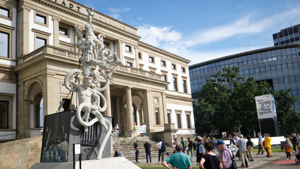 Auch Stuttgart hatte einmal einen Lenk: Der Laokoon, Mahnmal zu Stuttgart 21, stand von Oktober 2020 bis Juni 2021 vor dem Stadtpalais.