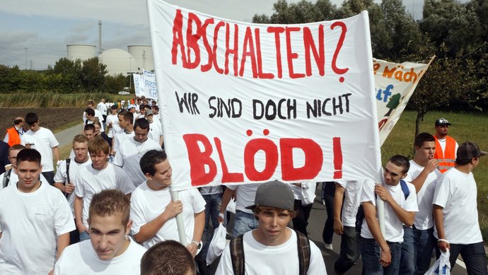 Revival der Atomenergie? RWE-Azubis demonstrieren 2009 vor dem AKW Biblis, das zwei Jahre später stillgelegt wurde.