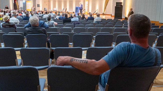 Hier, wo noch Freiheit herrscht: Das rechte Schaulaufen namens Bürgergipfel. Fotos: Jens Volle