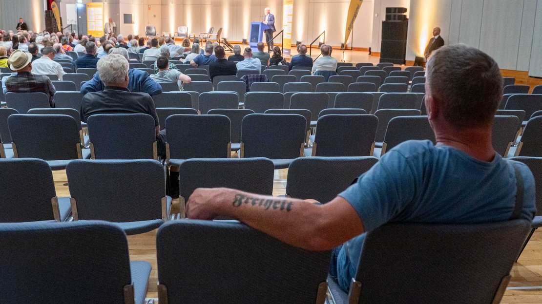 Hier, wo noch Freiheit herrscht: Das rechte Schaulaufen namens Bürgergipfel. Fotos: Jens Volle