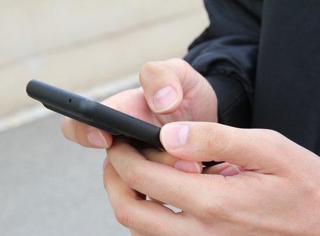 Ramin verfolgt Militärinfos via Smartphone. Foto: Sarah Weik