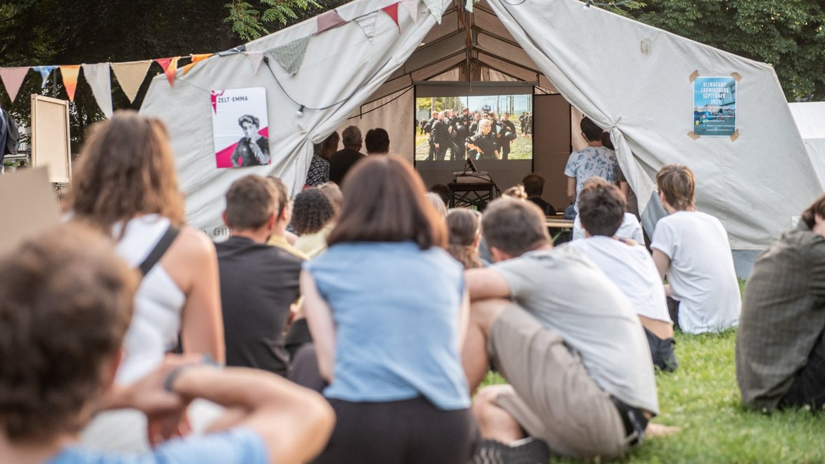 Im Zelt "Emma" läuft der Film "Homo Communis – Wir für alle".