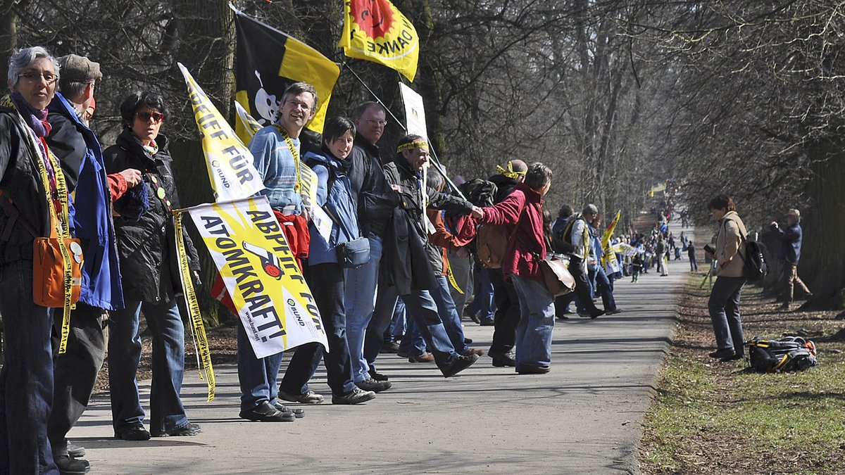 Menschenkette gegen Atomkraft zwischen Stuttgart und dem AKW Neckarwestheim, März 2011. Foto: Michael Miess (Kulturmeister-berlin), <a href="https://creativecommons.org/licenses/by-sa/3.0" title="Creative Commons Attribution-Share Alike 3.0">CC BY-SA 3.0</a>, <a href="https://commons.wikimedia.org/w/index.php?curid=17279686">Link</a>