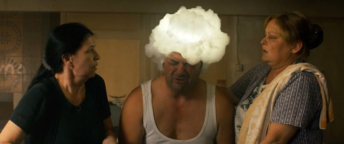 Das Neonding will nicht weg – weder Umbringen hilft, noch das ätzendste Putzmittel von Nachbarin Borka (Danijela Mihajovic, links).