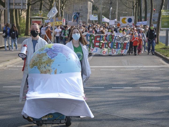 Ab ins Krankenhaus: Der Pflegefall Erde führt den Demo-Zug an.  Ab ins Krankenhaus: Der Pflegefall Erde führt den Demo-Zug an.