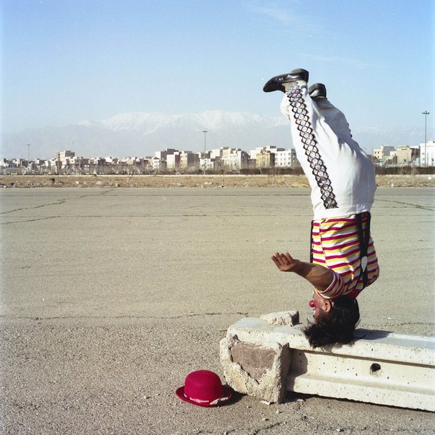 Teheran, Iran, 2016: Chicho macht einen Kopfstand auf dem alten Flughafen, wo das Zirkuszelt auf einem ausrangierten Rollfeld aufgebaut ist.