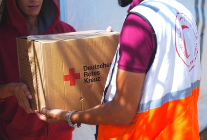 Ausgabe von Paketen mit Hilfsgütern in einem Lager für Binnenflüchtlinge in Deir al-Balah in der Mitte des Gazastreifens. Foto: Palästinensischer Roter Halbmond