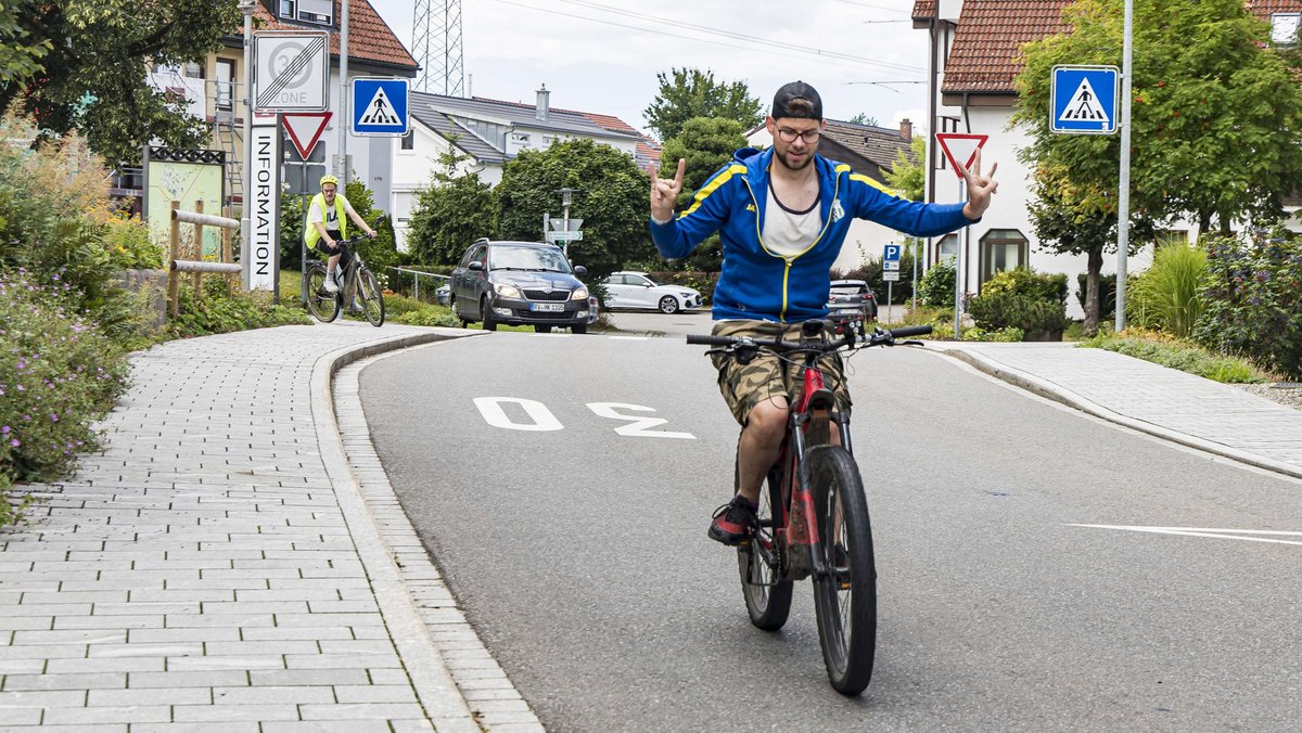 Fabian beim Fahrradfahren.