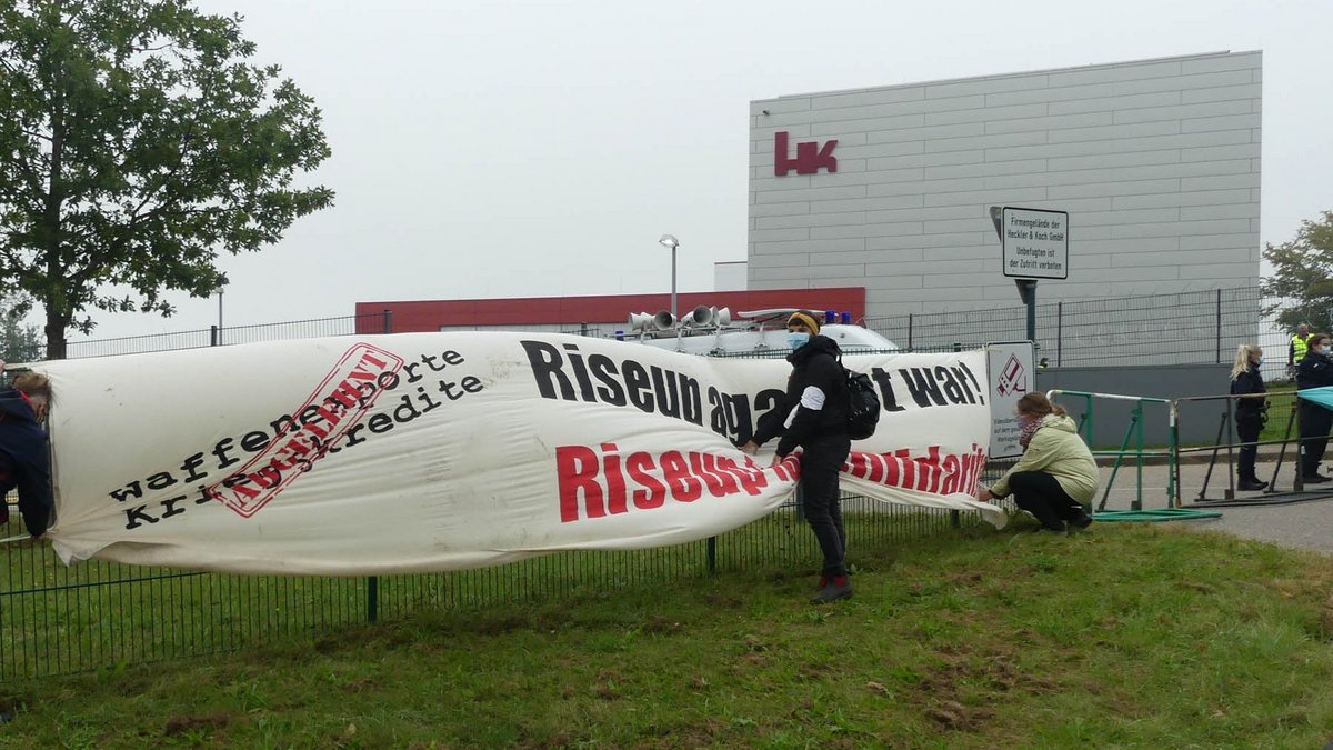 Blockade des HK-Werkstors – die Frühschicht kam woanders rein. Fotos: Martin Himmelheber