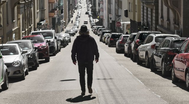 Als Hanns Guck-in-die-Luft heimtückisch überrollert? Na wenn man auch mitten auf der Straße flaniert! Foto: Joachim E. Röttgers