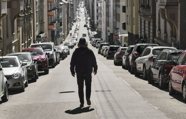 Konzentriert zerstreut – unser Kolumnist sinnierend über die Politik des Gehens. Foto: Joachim E. Röttgers