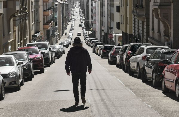 "Auf Wiedersehen" las er auf dem Grabkreuz und machte sich rasch vom Acker. "Auf Wiedersehen" las er auf dem Grabkreuz und machte sich rasch vom Acker.