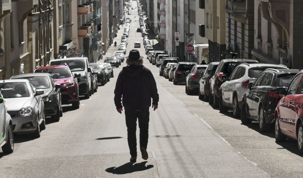 Als "herumziehender Nichtstuer" kehrt unser Autor all jenen den Rücken, die ihre Umtriebe als "Spaziergänge" aufführen.