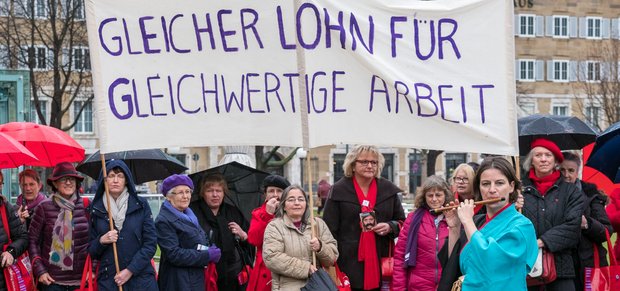 Aktivistinnen demonstrieren für geschlechtergerechte Bezahlung, März 2017 in Stuttgart. 