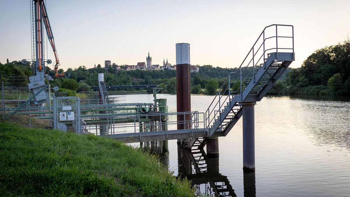 An dieser Stelle leitet die Firma Solvay seit Jahren TFA in den Neckar. Hinten die Altstadt von Bad Wimpfen. Fotos: Julian Rettig