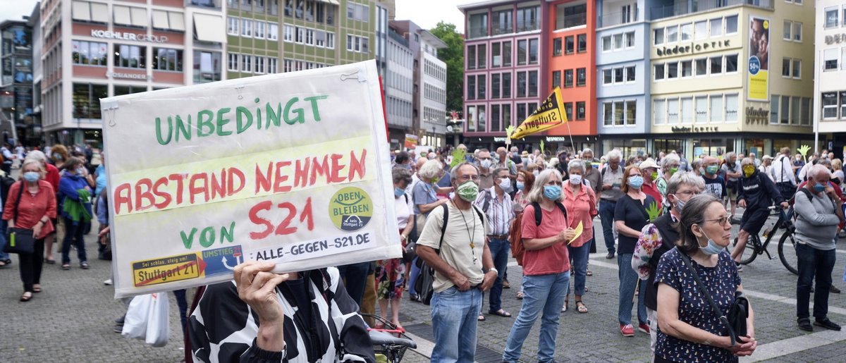 Demonstrierende im Corona-Modus.