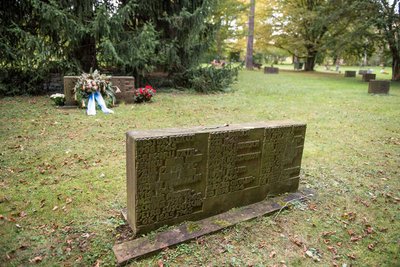 20 Gedenksteine tragen die Namen von Zwangsarbeitern, die zwischen 1941 und 1945 ums Leben kamen.