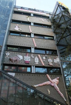 Der fünf Stockwerke große Diekmann-Pimmel. Foto: Lenk