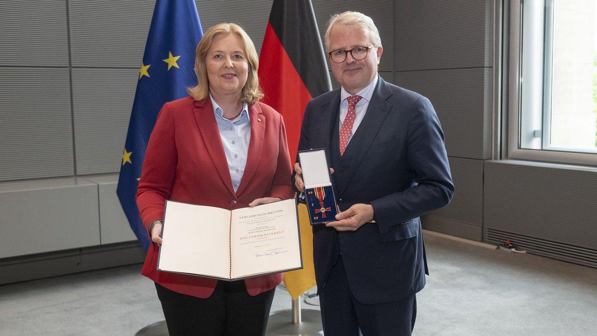 Bundestagspräsidentin Bärbel Bas übergibt die Ordensinsignien an aktive und ehemalige Bundestagsabgeordnete, hier an Frank Schäffler. Er ist einer von 55 mit dem Verdienstkreuz am Bande Geehrten. Foto: Deutscher Bundestag, Marc-Steffen Unger
