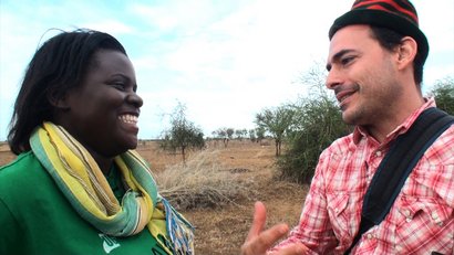 Mike Bonanno diskutiert mit der Aktivistin Kodili Chandia die Auswirkungen des Klimawandels in Uganda. Foto: Human Race