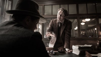 Aufgeregtes Overacting: Thomas Wolfe (Jude Law) stellt sein tausendseitiges Manuskript vor.