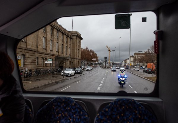 Blaulicht und Straßensperrung: nicht mal der Pressebus steht im Stau.  