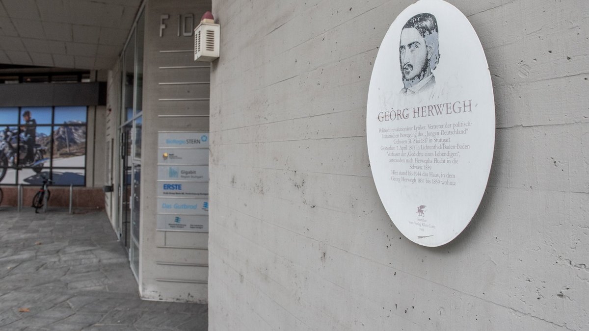 Georg Herwegh ist auf der Tafel an der Stuttgarter Friedrichstraße 10 verewigt – seine Frau nicht. Foto: Jens Volle