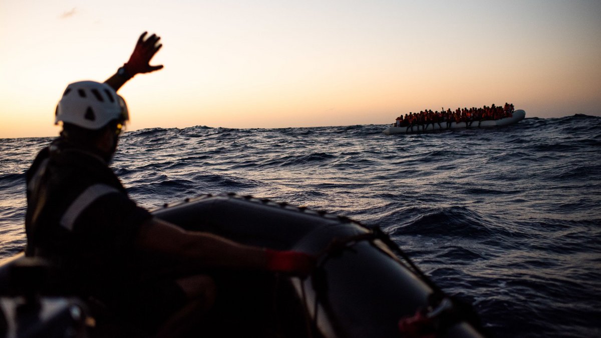 Crew der Sea-Watch 4 hilft Geflüchteten in Seenot. Aktionen wie diese wollte Stuttgarts Gemeinderat unterstützen. Foto: Chris Grodotzki/Sea-Watch