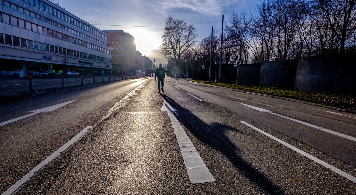 Sonnenuntergang über der B14, Stuttgarts Innenstadtautobahn – am 1. Januar 2018 einmal begangen statt befahren. Fotos: Joachim E. Röttgers