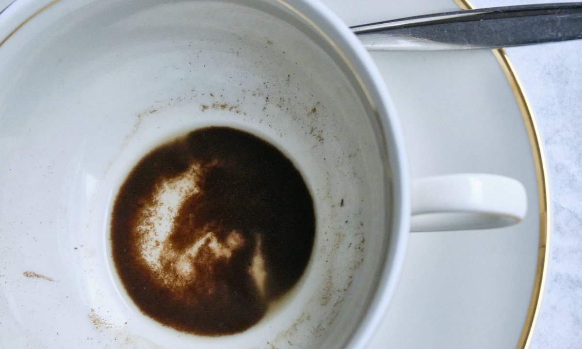 Der Kaffeesatz ist eindeutig: Ab jetzt geht es aufwärts! Fotos: Joachim E. Röttgers  Der Kaffeesatz ist eindeutig: Ab jetzt geht es aufwärts! Fotos: Joachim E. Röttgers