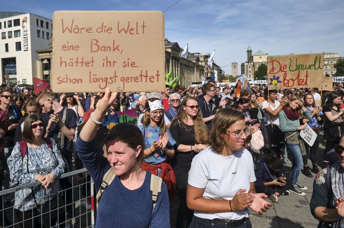 Am 20.09.2019 demonstrierten in Stuttgart circa 30.000 Menschen für besseren Klimaschutz.  Am 20.09.2019 demonstrierten in Stuttgart circa 30.000 Menschen für besseren Klimaschutz.