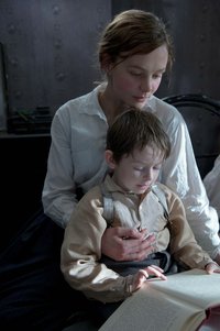 Maud mit ihrem Sohn George (Adam Dodd).