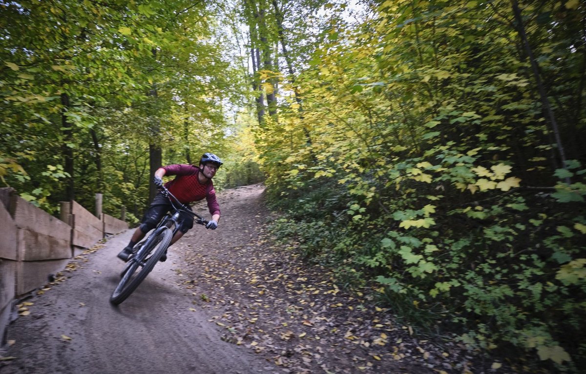 Neben zahlreichen Steilkurven gibt es auf dem einen Kilometer langen Woodpecker-Trail insgesamt 27 verschiedene Hindernisse.