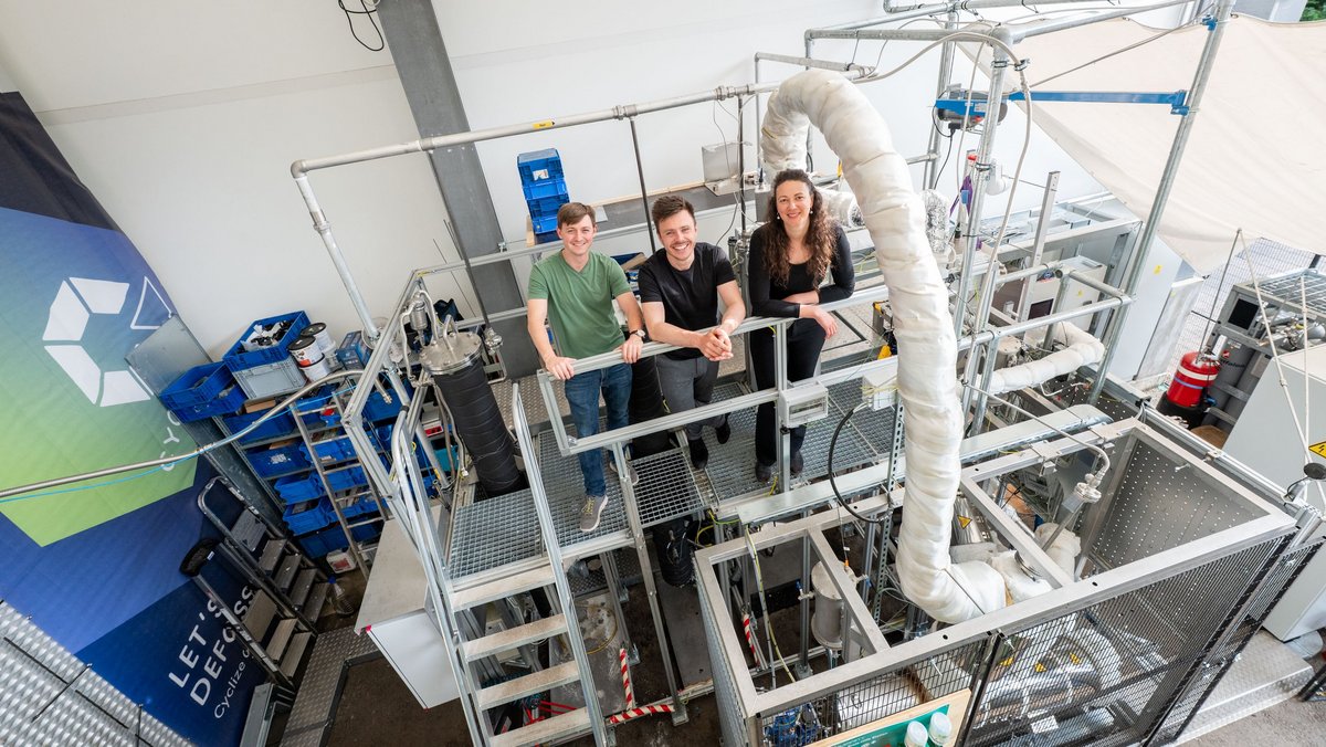 Von links: Jan Stein, Stephan Renninger und Maike Lambarth mit ihrem Reaktor-Prototyp.