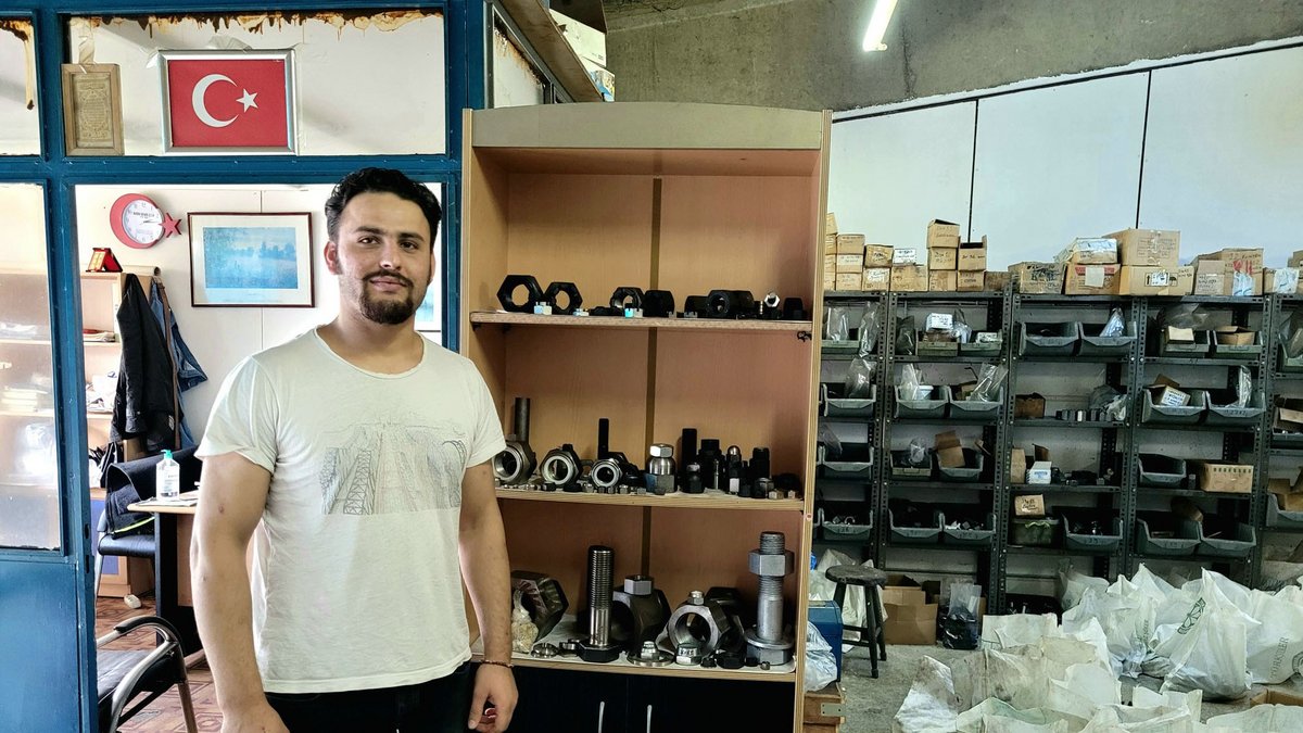Der Afghane Nadim hat ein Wirtschaftsstudium absolviert. Jetzt lebt und arbeitet er in der Türkei als Illegaler in einer Fabrik. Fotos: Emran Feroz