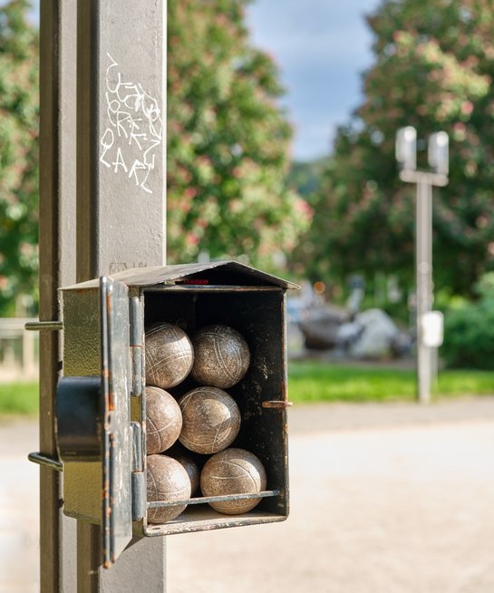 Boule-Anlage Erwin-Schoettle-Platz. "Wir haben das Häuschen angebracht. Es war rot. Wir haben es grau angemalt, damit es zum Platz gehört. Jetzt fällt es nicht auf."