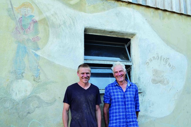 Das verblasste Fresko mit dem "Bundschuh" soll demnächst restauriert werden, sind sich Vater und Sohn einig. Foto: Roland Reck