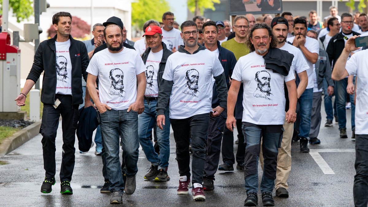 Die Frühschicht kommt: Die Arbeiter aus der Bosch-Werkzeugfertigung in Leinfelden protestieren gegen die Schließung ihres Werkes. Foto: Jens Volle
