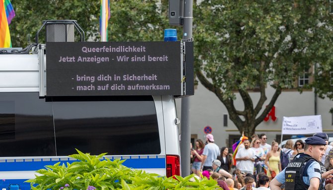 Aufruf der Polizei beim Christopher Street Day 2026 in Stuttgart. Foto: Julian Rettig
