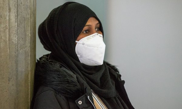 Zahra – nur ihre Augen verraten, wie aufgeregt sie ist.